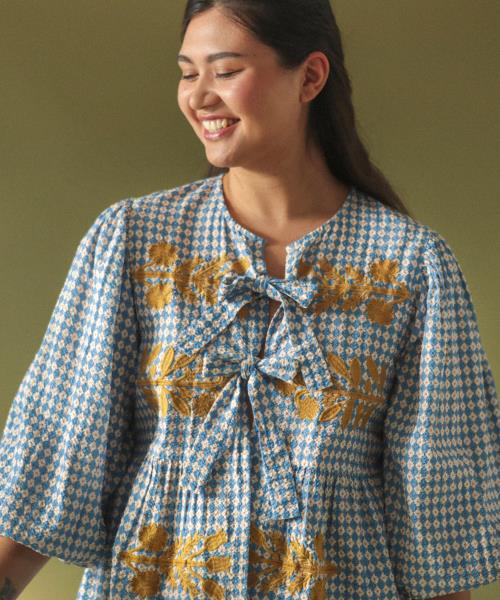 Sobrecamisa Capucine con estampado, bordados y lazos